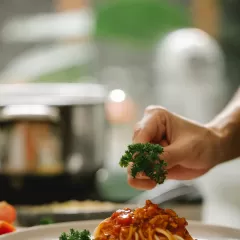 Deliciosos espaguetis de calabacín con gambas y champiñones  Aprende a prepararlos