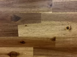 La belleza natural de una mesa de madera maciza rústica en tu hogar
