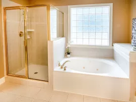 Elegante y funcional mueble de baño con espejo de marcas prestigiosas
