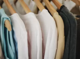 Guía experta para doblar camisetas al estilo Marie Kondo y ordenar eficientemente