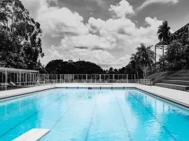 Identifica el costo real de construir una piscina y planea tu sueño en casa